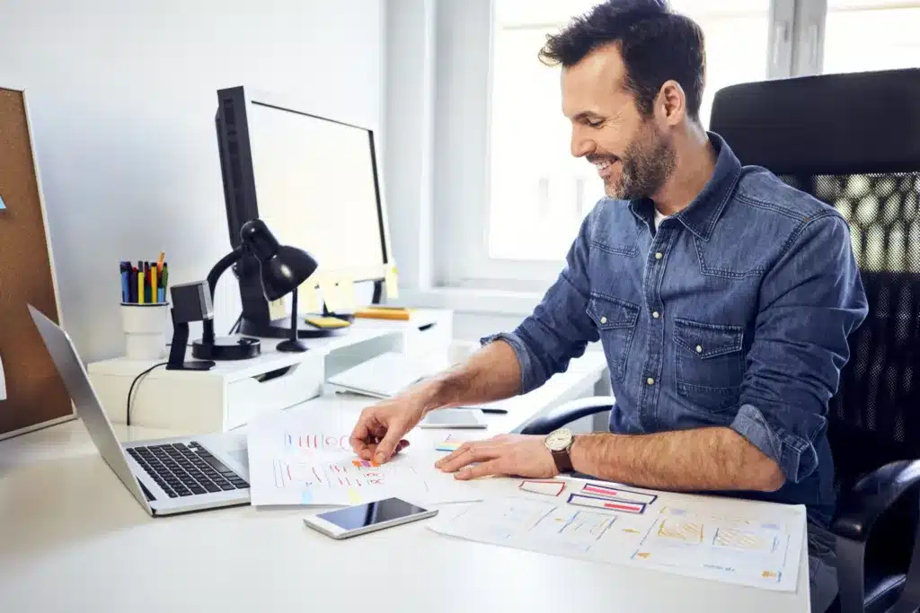 Webdesigner werkt aan het ontwerp van een nieuwe website
