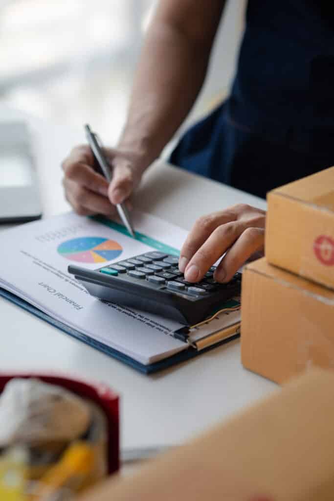 Eigenaar online winkel op de website, verkoop van producten