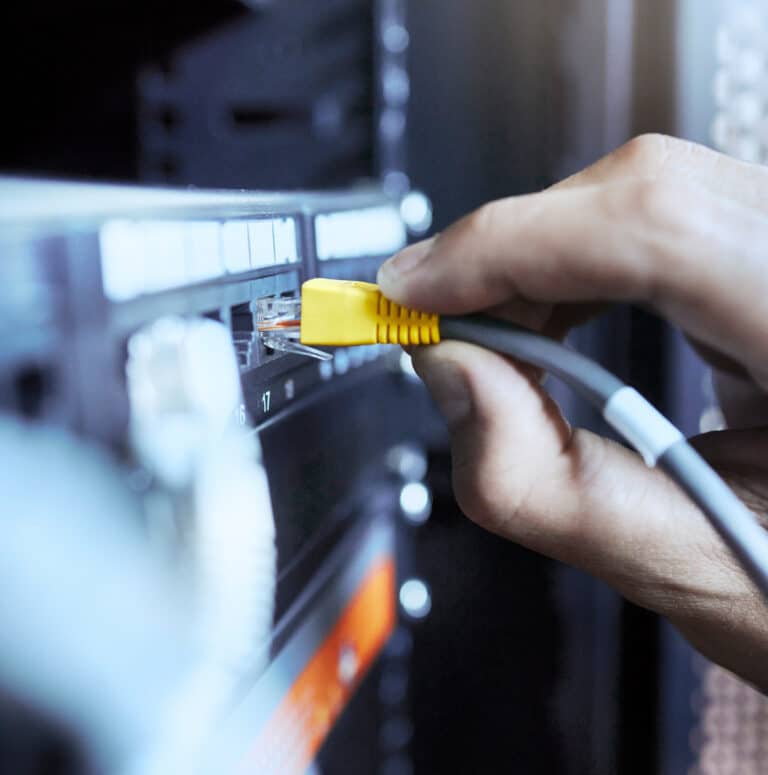 Server met internet kabel